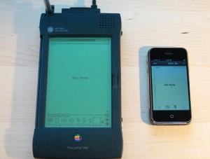 ニュートン (Message Pad 2100) とiPhone。両端末の画面解像度（480×320ピクセル） は全く同じである