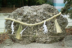 さざれ石。日本各地の神社に多く存在する。