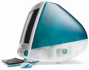 「ボンダイブルー」(ボンダイはオーストラリアにあるビーチの名から取ったと言われる)と称されたカラーの初代iMacは、箱形をしたベージュ色のコンピューターを圧倒した。