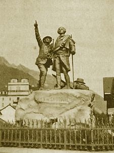 フランス・シャモニーのモンブランを望む広場に立つド・ソシュールとジャック・パルマーの像